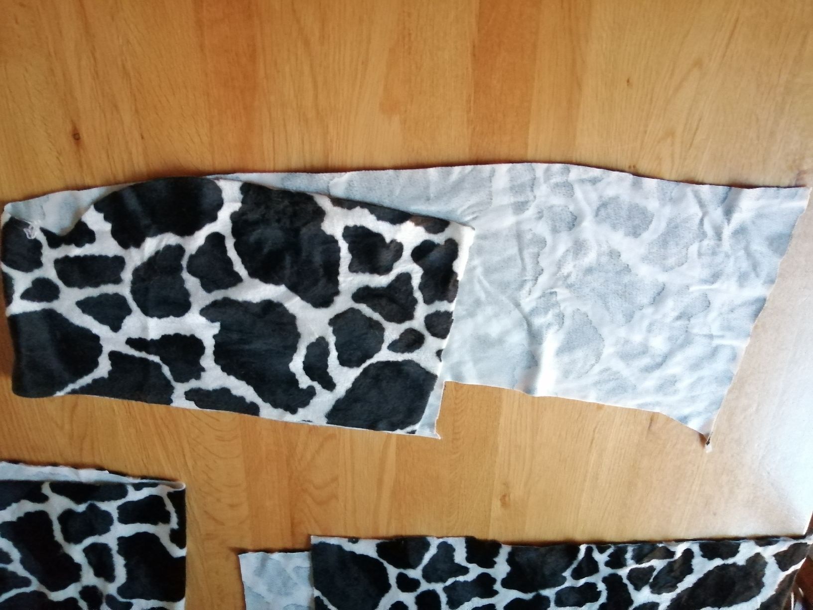 Tessuti: Kuscheliger Kuhfell Stoff Rest Paket – Usato da Honau venduto da holunder3 4