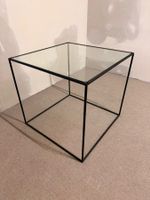 Würfelförmiger Beistelltisch Cube aus schwarzem Metall/ Glas