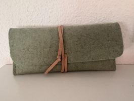 Handmade Wollfilz-Brillenetui Salbeigrün – Beige