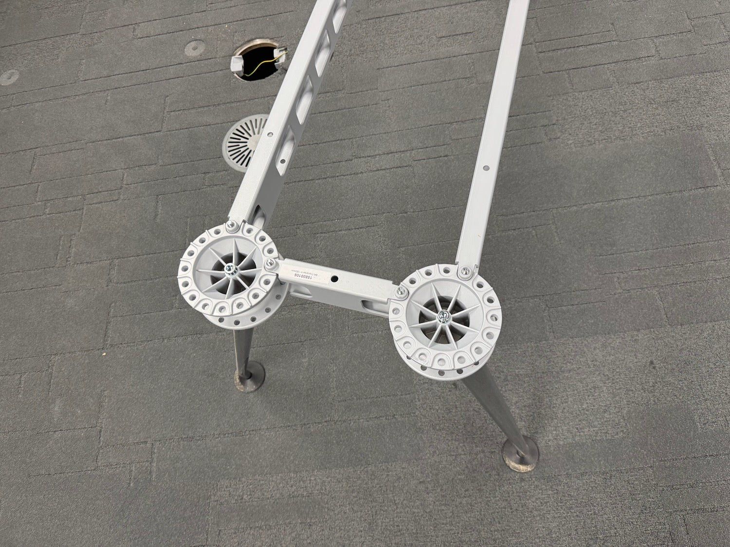 Vitra Tavoli: Vitra MedaMorph Sitzungszimmertisch Untergestell  252cm – Usato da Affoltern am Albis venduto da Zapro 7
