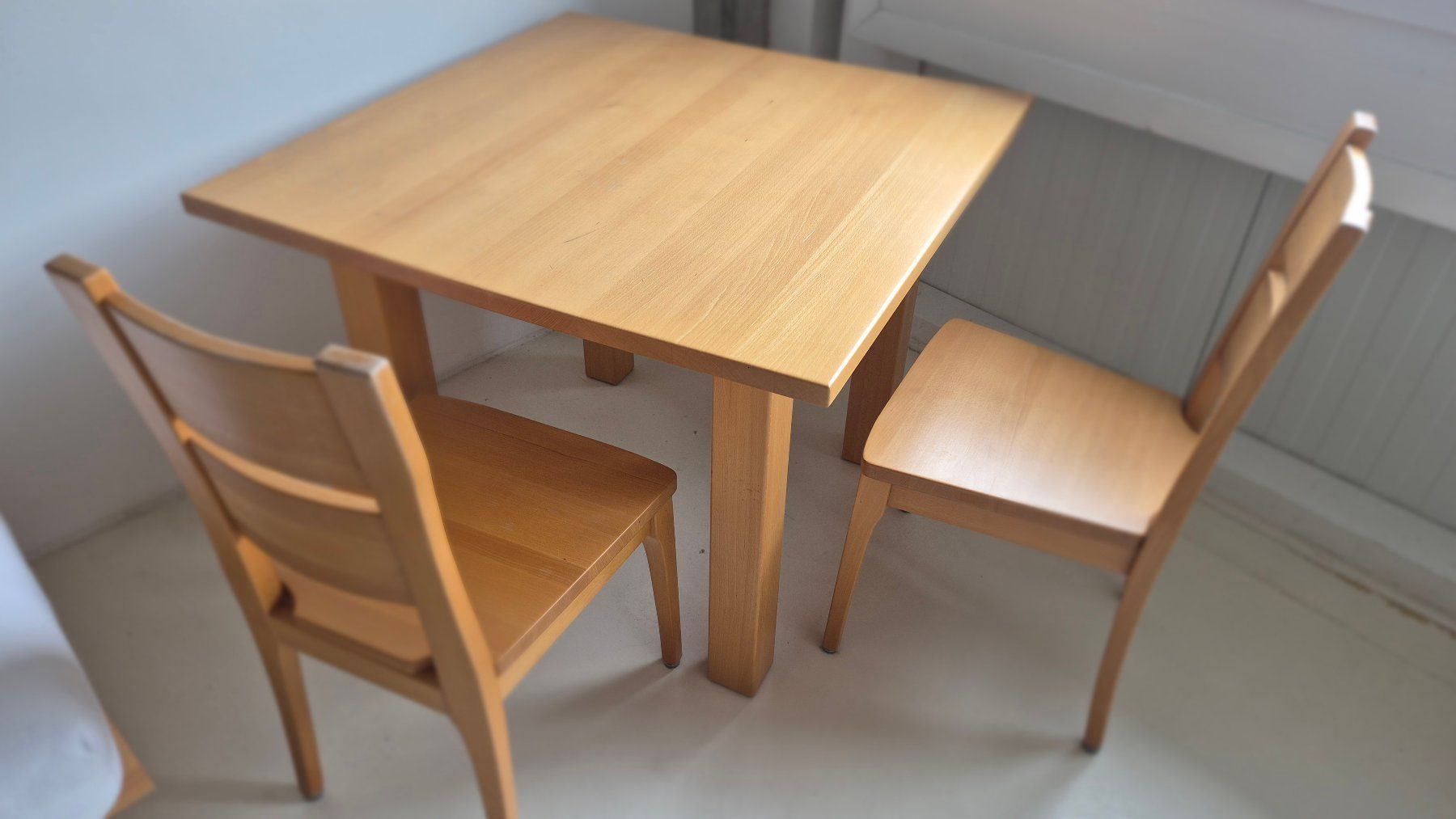 Set di tavolo e panche: Massiver kleiner Tisch mit zwei Stühlen – Usato da Trimmis venduto da Florianschlumpf