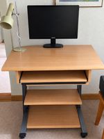 Computertisch mit Tastaturauszug aus Holz