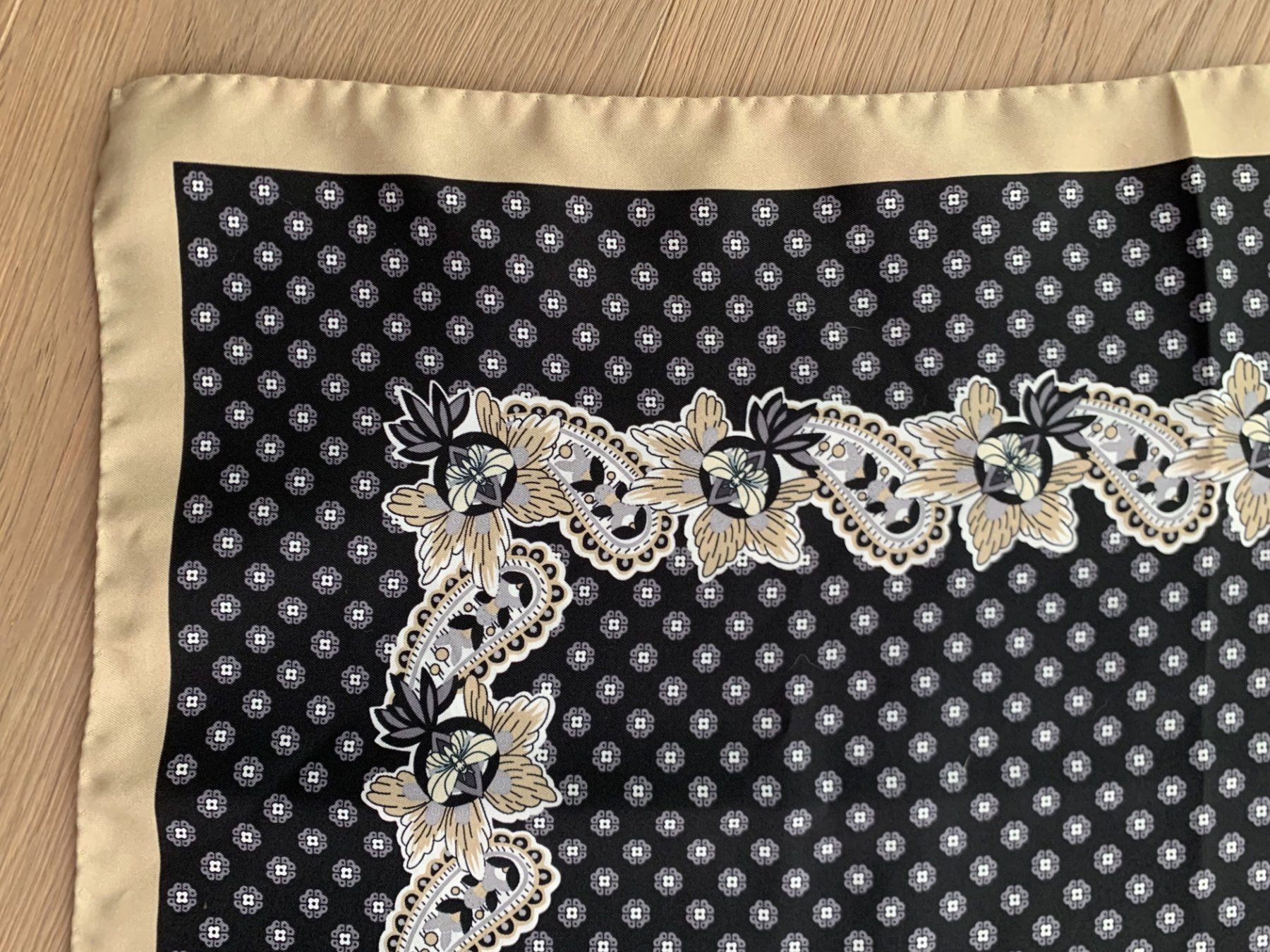 Max Mara Foulard & Sciarpe: Seidentuch Max Mara Weekend – Usato da Rhäzüns venduto da henox 2