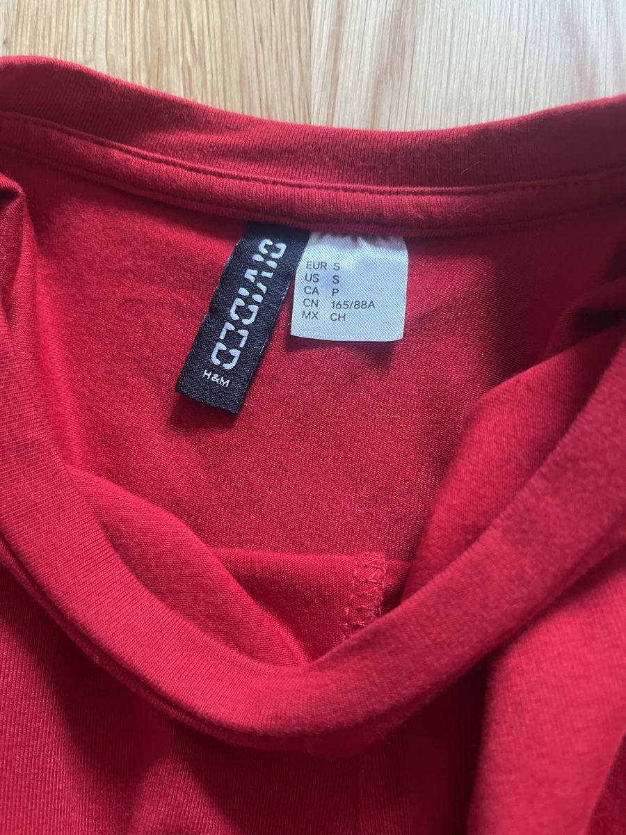 H&M Pullover & Sweatshirts: Pull rouge H&M – Gebraucht aus Le Locle von Mayd_h 1