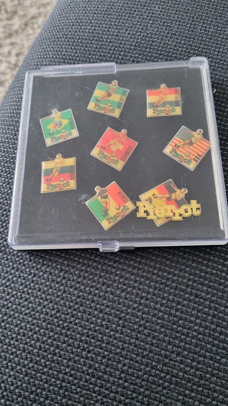 Placchette & Badge: 8 Pierrot Fussball Pins – Nuovo e nell'imballaggio originale da Cugnasco venduto da FuoriTutto 1
