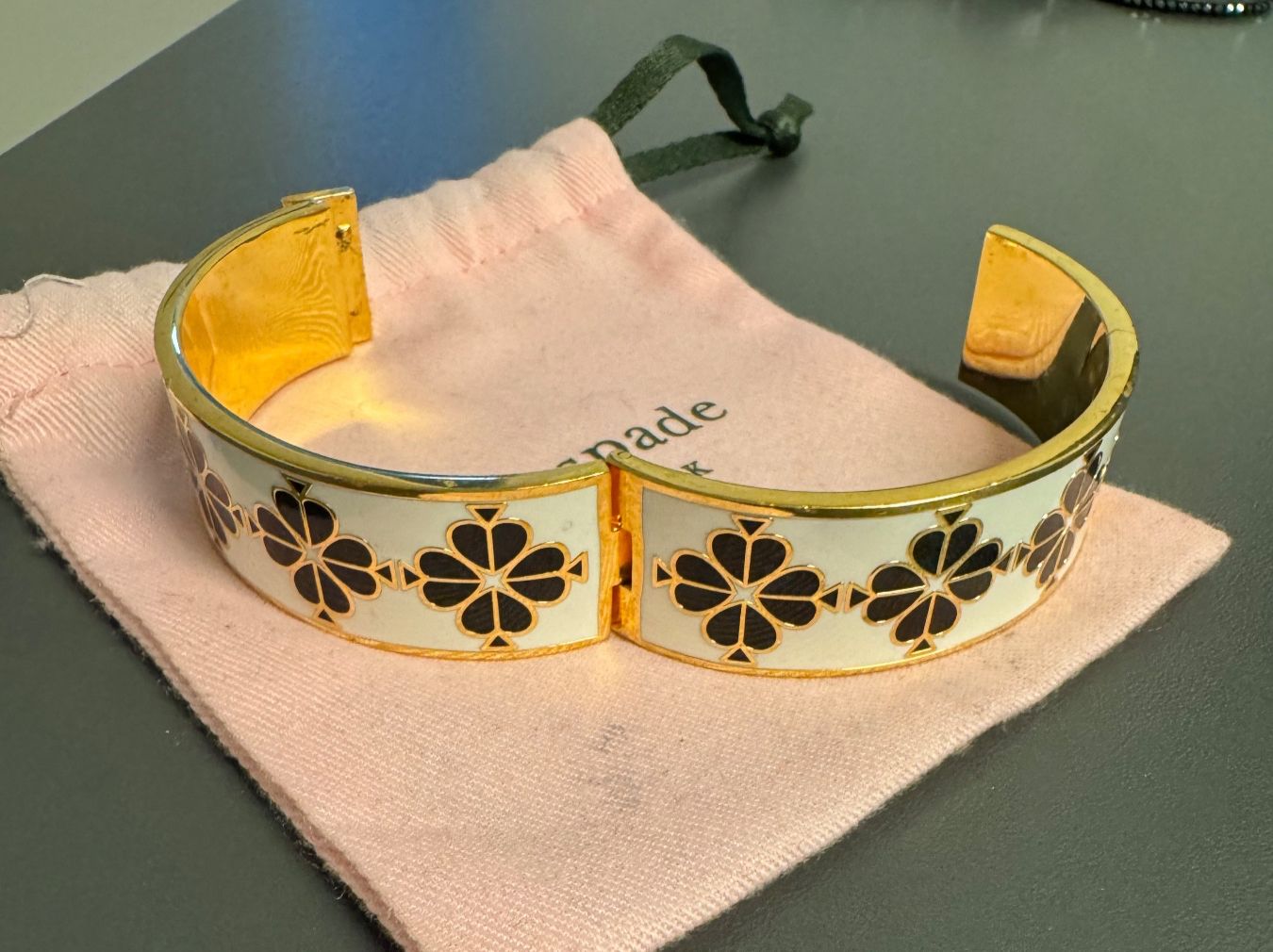 Kate Spade Bracciali & Braccialetti: Kate Spade New York Enamel Hinge Bangle Bracelet – Nuovo (secondo la descrizione) da Uitikon Waldegg venduto da gha_v6gz 3