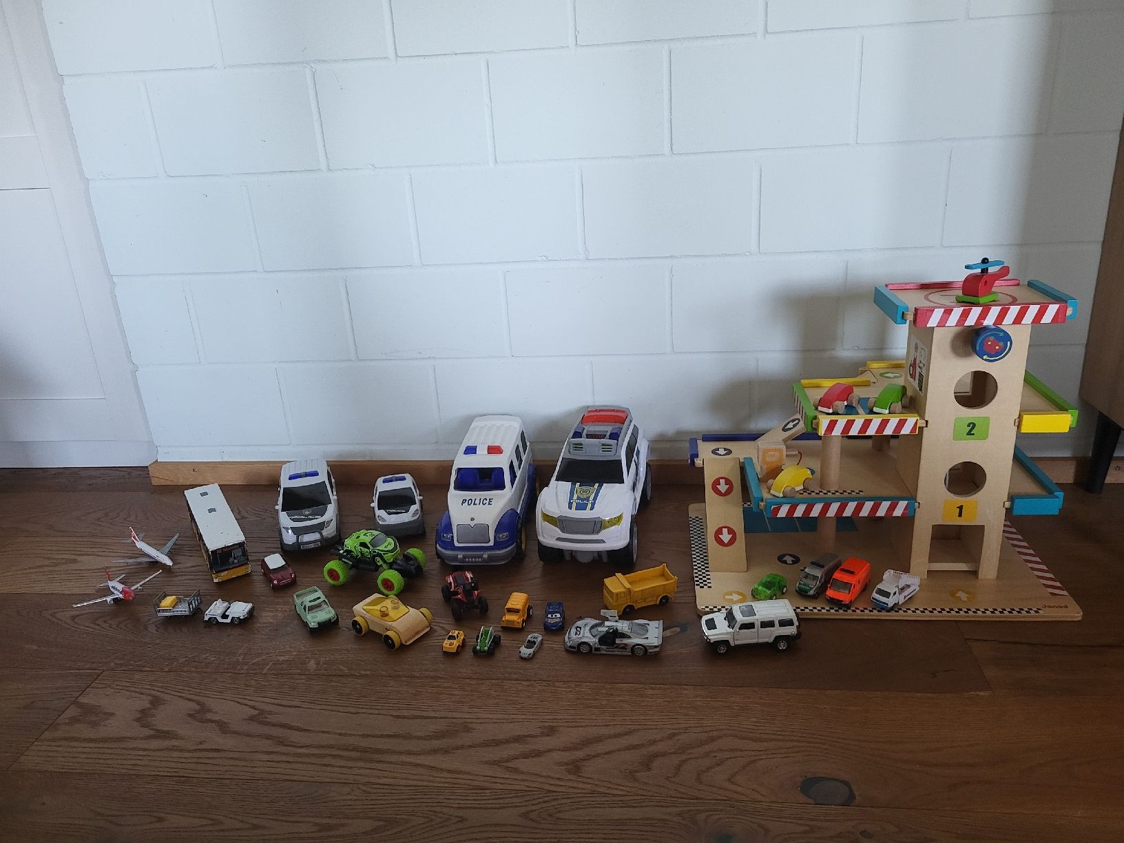 Giocattoli: Grosse Sammlung Spielzeugautos mit Garage – Usato da Ballwil venduto da Qws_hy777