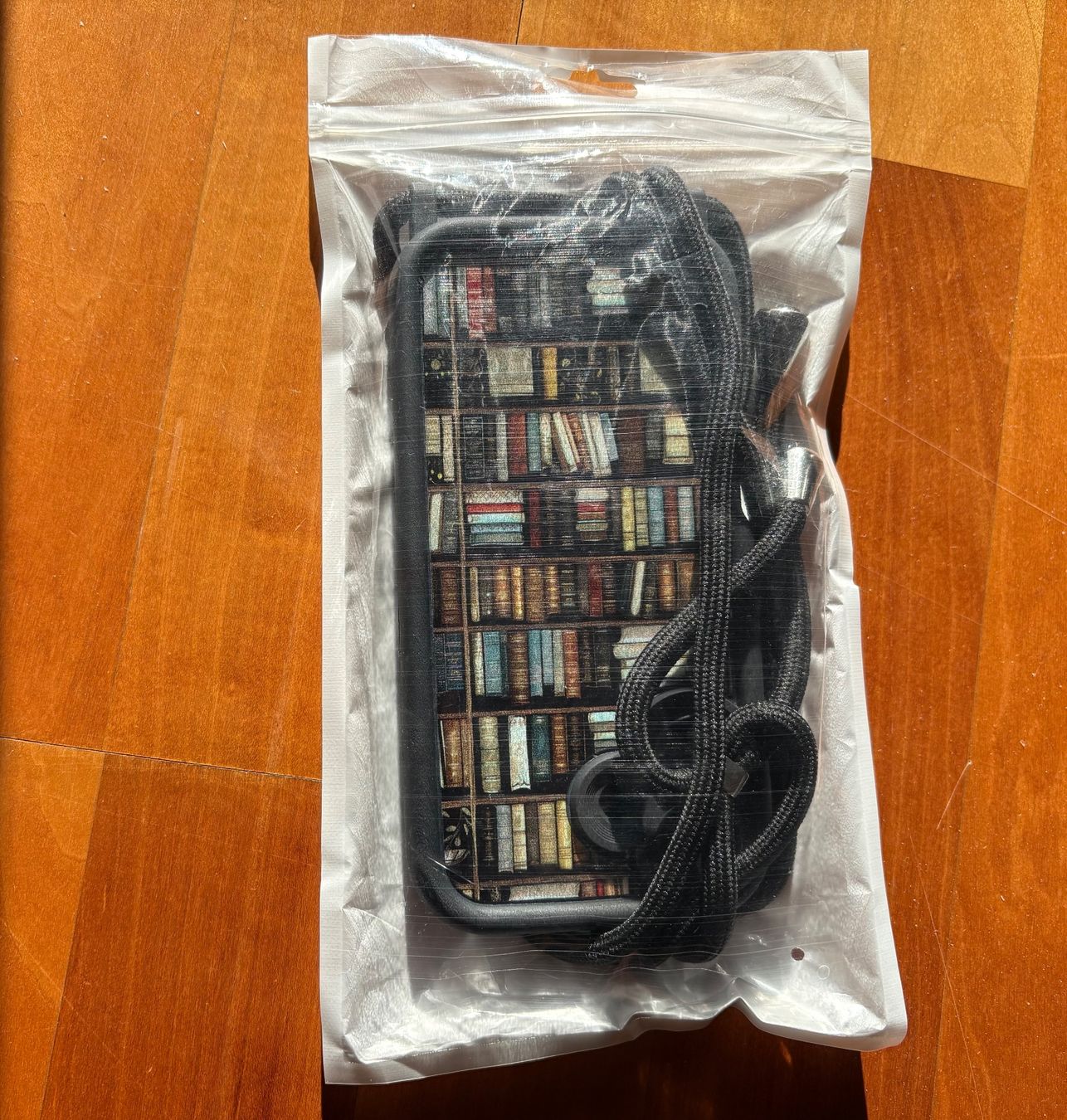 Covers & Schutzfolien: iPhone16 Coque de tél avec cordon - Motif bibliothèque NEUVE – Neu und originalverpackt aus Crans  Montana von proff 3