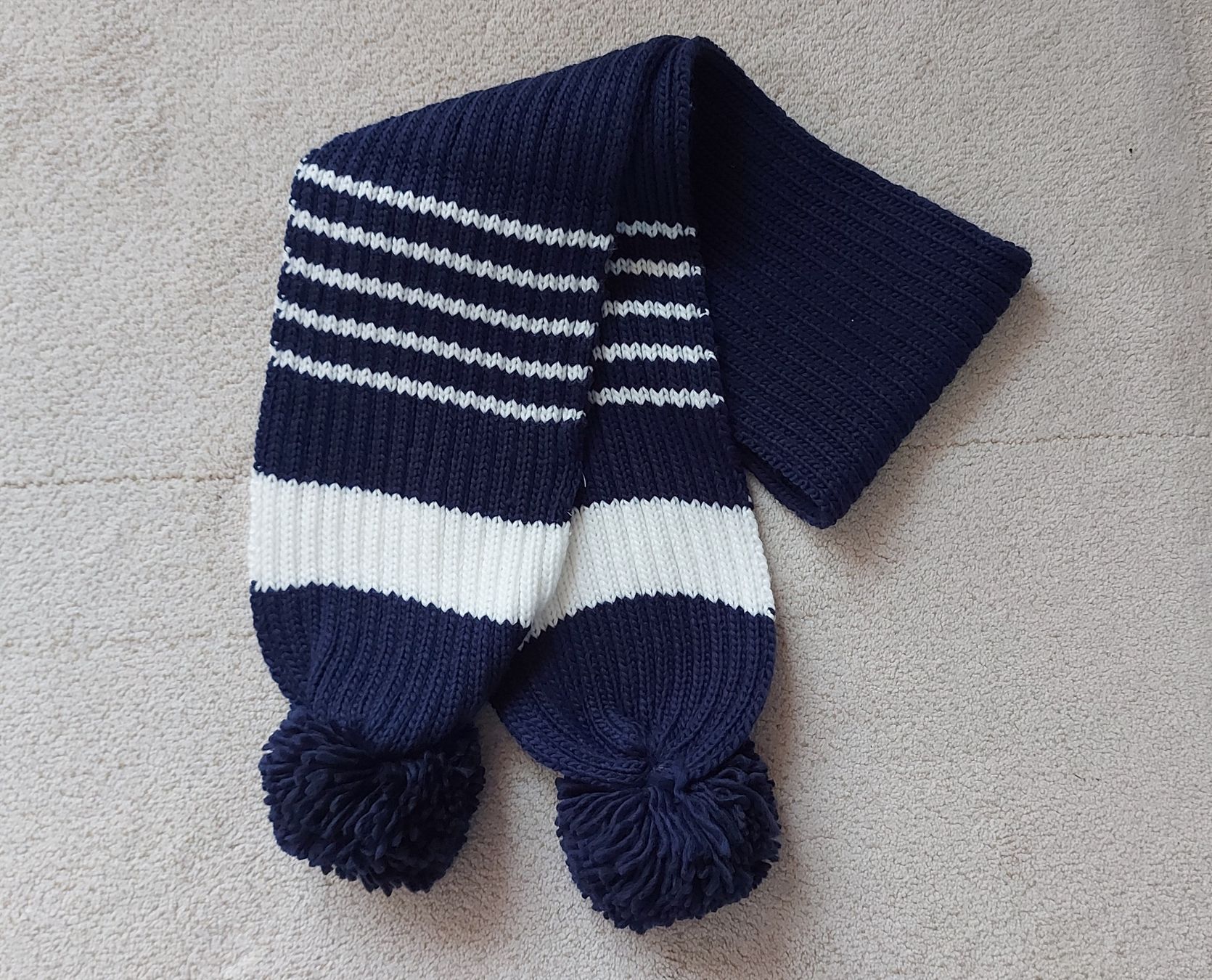 Sonstige Jungenkleidung: Neuer Schal "Maximo" mit Pompon – Neu und originalverpackt aus Wabern von Irakene