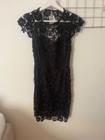 Schwarzes kurzes Kleid