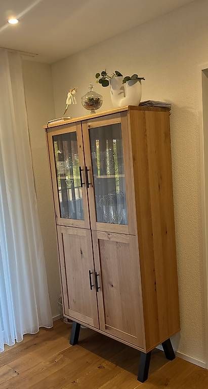 Vitrinen: Vitrine aus massivem Eichenholz von Jysk – Gebraucht aus Basadingen von muj_2bjp