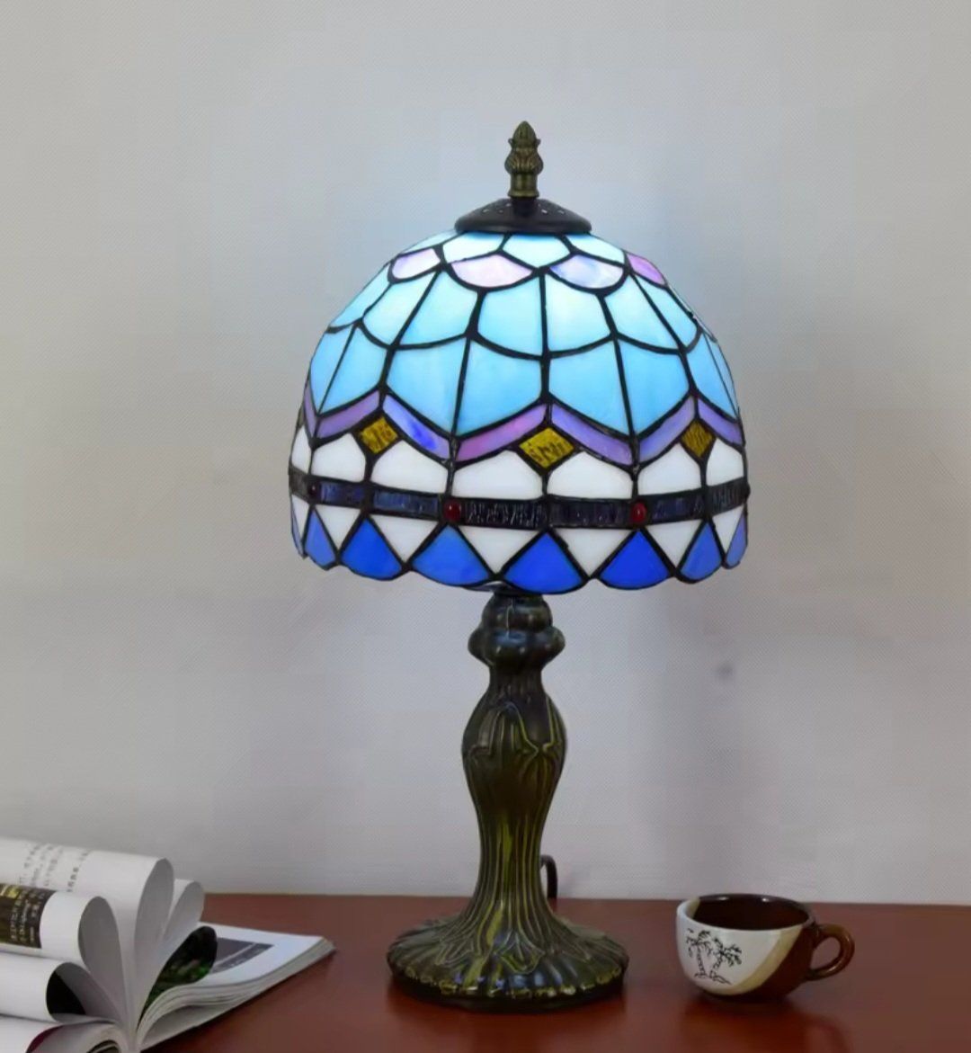 Lampade: Lampe de table de style Tiffany ,  en verre teinté – Nuovo e nell'imballaggio originale da Saignelégier venduto da Instant-Key-Pro