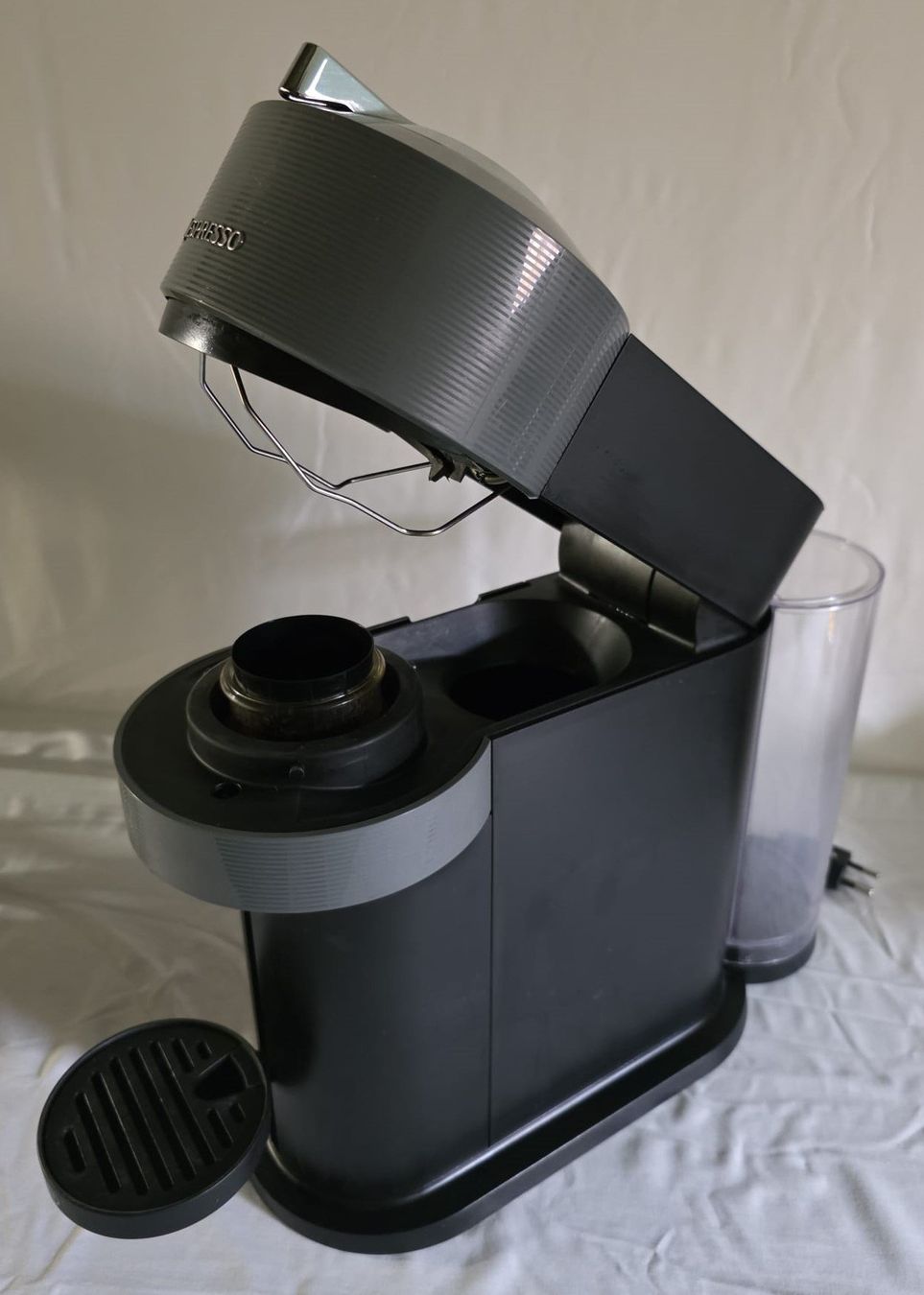 Nespresso Kaffeemaschinen & Espressomaschinen: Nespresso Vertuo Next DeLonghi – Gebraucht aus Altstätten SG von ARCHITECTURE_RADICAL