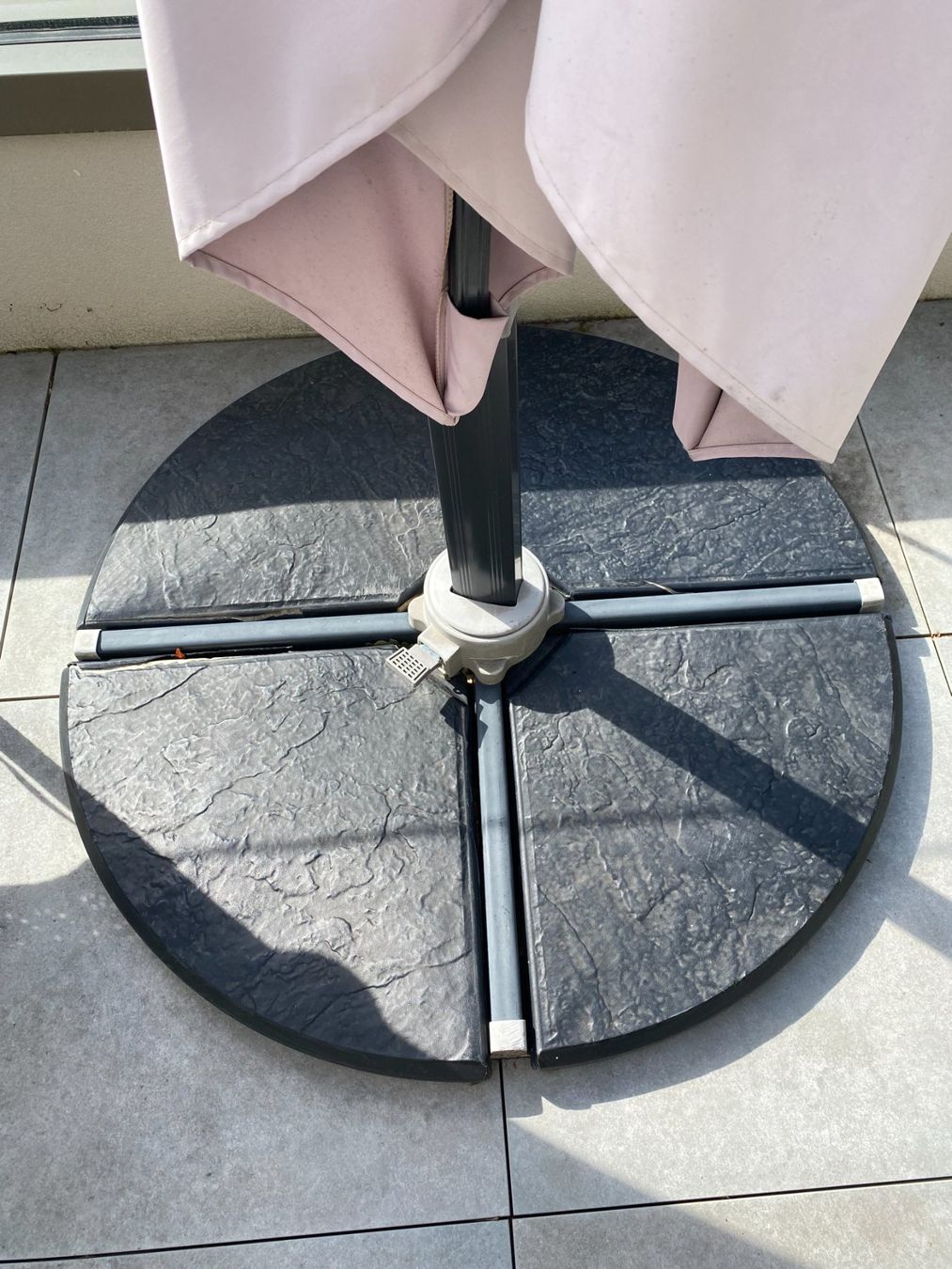 Ombrelloni: 2 Parasols diamètre 280 cm – Usato da Vandoeuvres venduto da bob.patarass 2