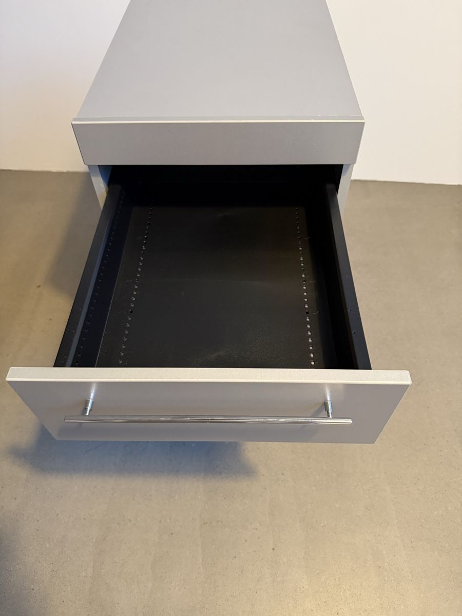 Conteneurs de construction: Bürocontainer / Rollcontainer grau – 3 Schubladen – D'occasion à Holderbank AG par ric_xjm2 1
