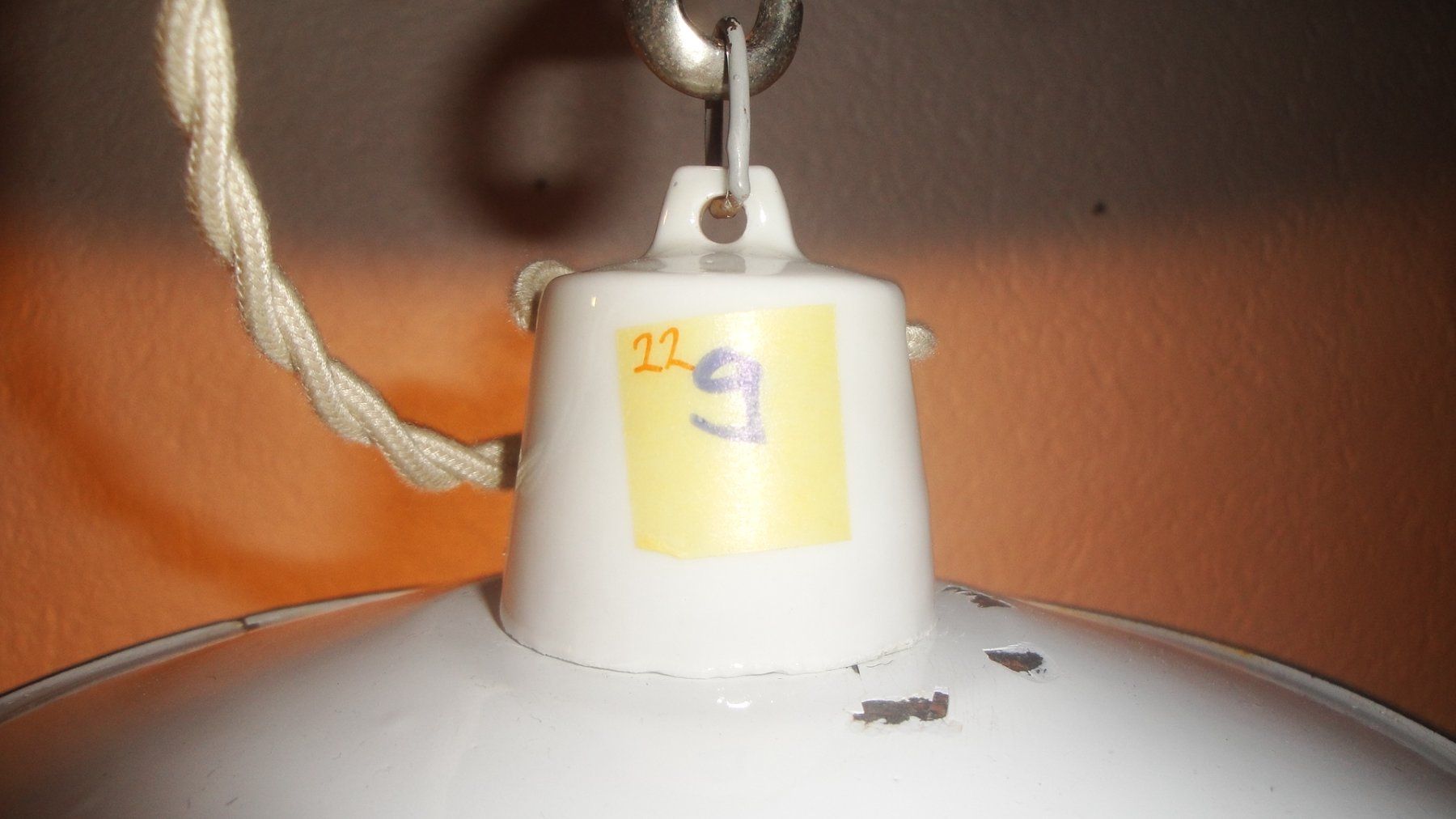 Lampade: Kellerlampe mit Emaillierter Lampenschirm – Usato da Zürich venduto da Paykan
