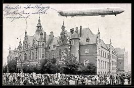 Leipzig, Zeppelin über dem Deutschen Bu