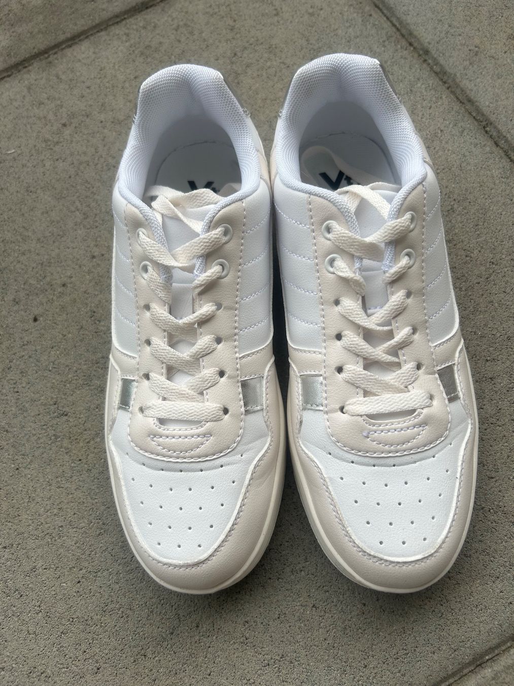 Damenschuhe: Une paire de basket – Gebraucht aus Courrendlin von loko2910