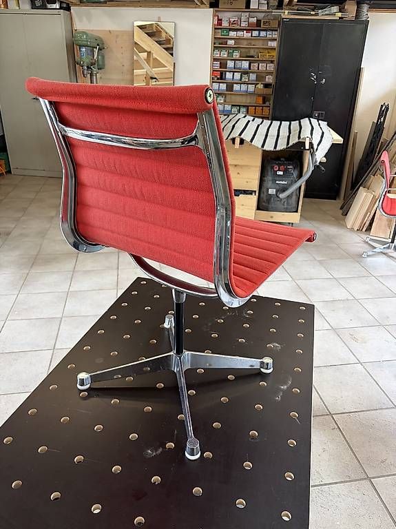 Herman Miller Sedie: Eames Aluminium Chair EA 101 Herman Miller – Usato da Uster venduto da lucabruegger 1