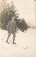 Lenzerheide (GR) – Skifahrer im Schnee bei den Wäldern