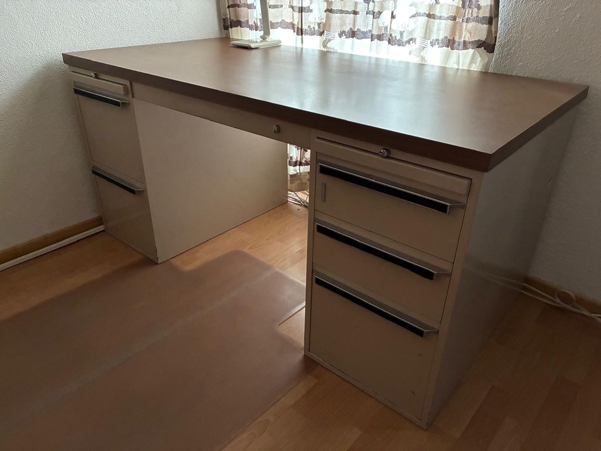 Bigla Bureaux: Büromöbel Bigla für Werkstatt oder Zuhause – D'occasion à Wynigen par nawy82