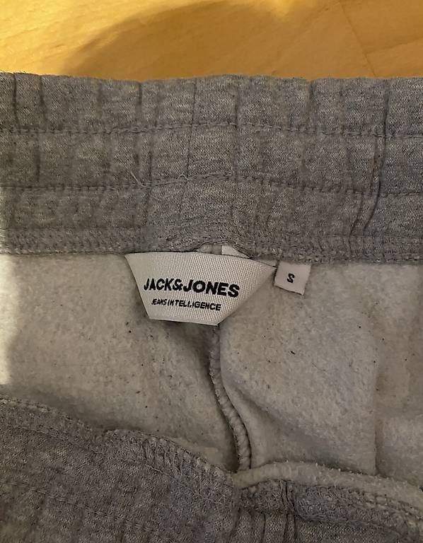 Lotti di vestiti: Trainer Jack & Jones – Usato da Staufen venduto da Shapi 3
