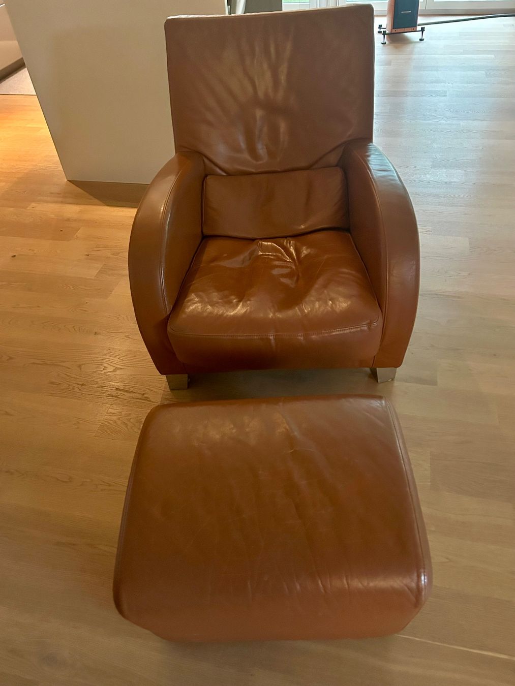 Ligne Roset Poltrone: Ligne Roset Ledersessel Jonathan mit Hocker – Usato da Binningen venduto da dan_gb6l