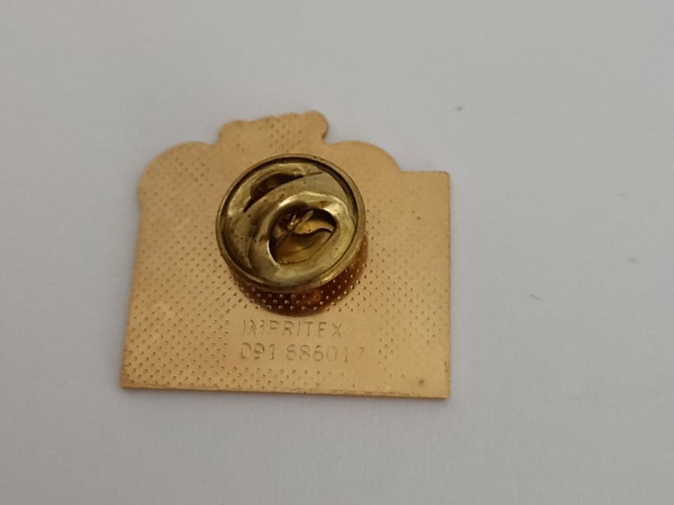 Placchette & Badge: Pin Gurten Bär mit Fussball - Box 32 – Usato da Köniz venduto da Pinscollect 1