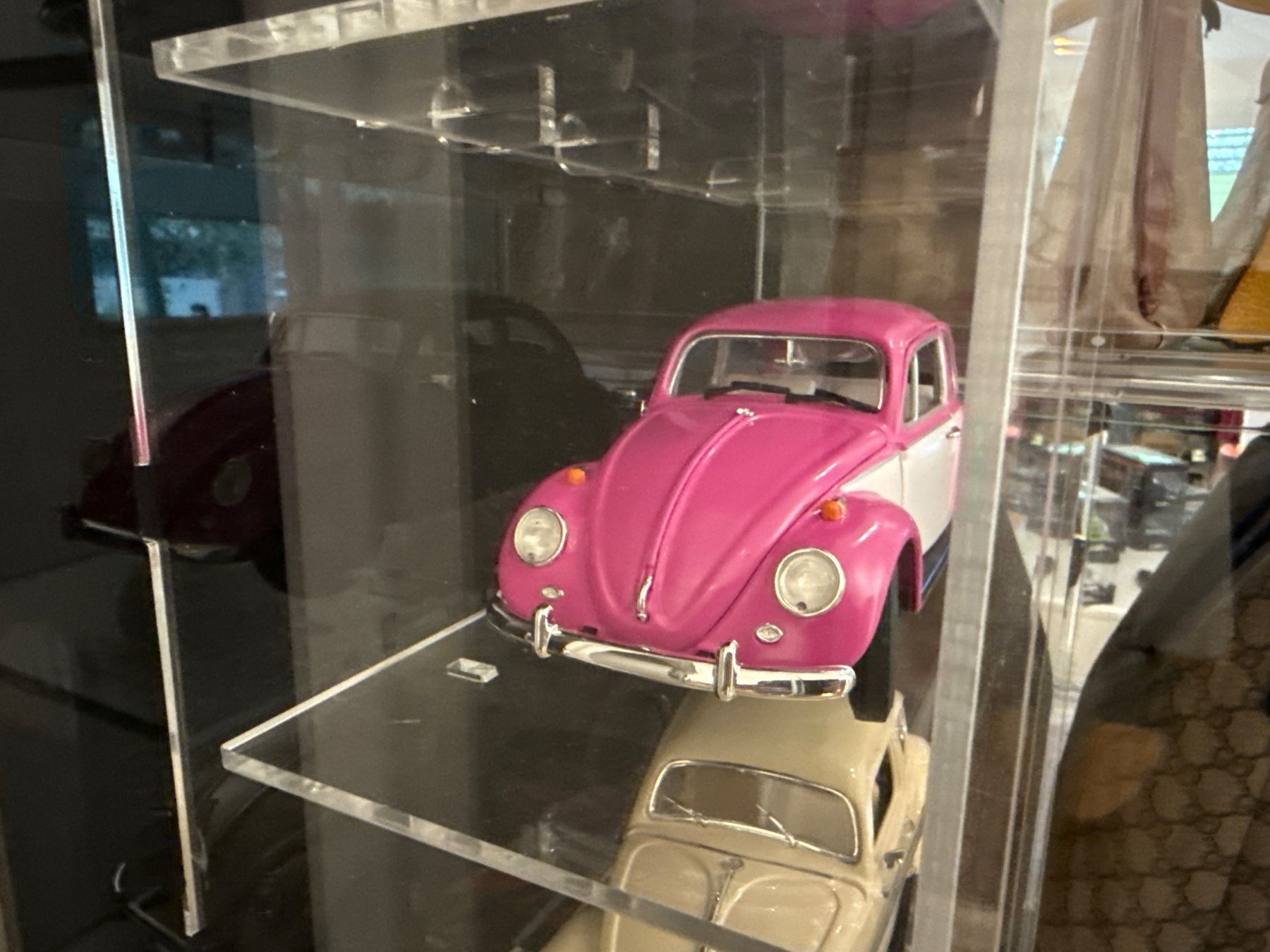 Volkswagen Modellautos: VW Käfer 1967 Limited Edition 1:18 - Pink/Weiss – Neu (gemäss Beschreibung) aus Basel von Zomeg