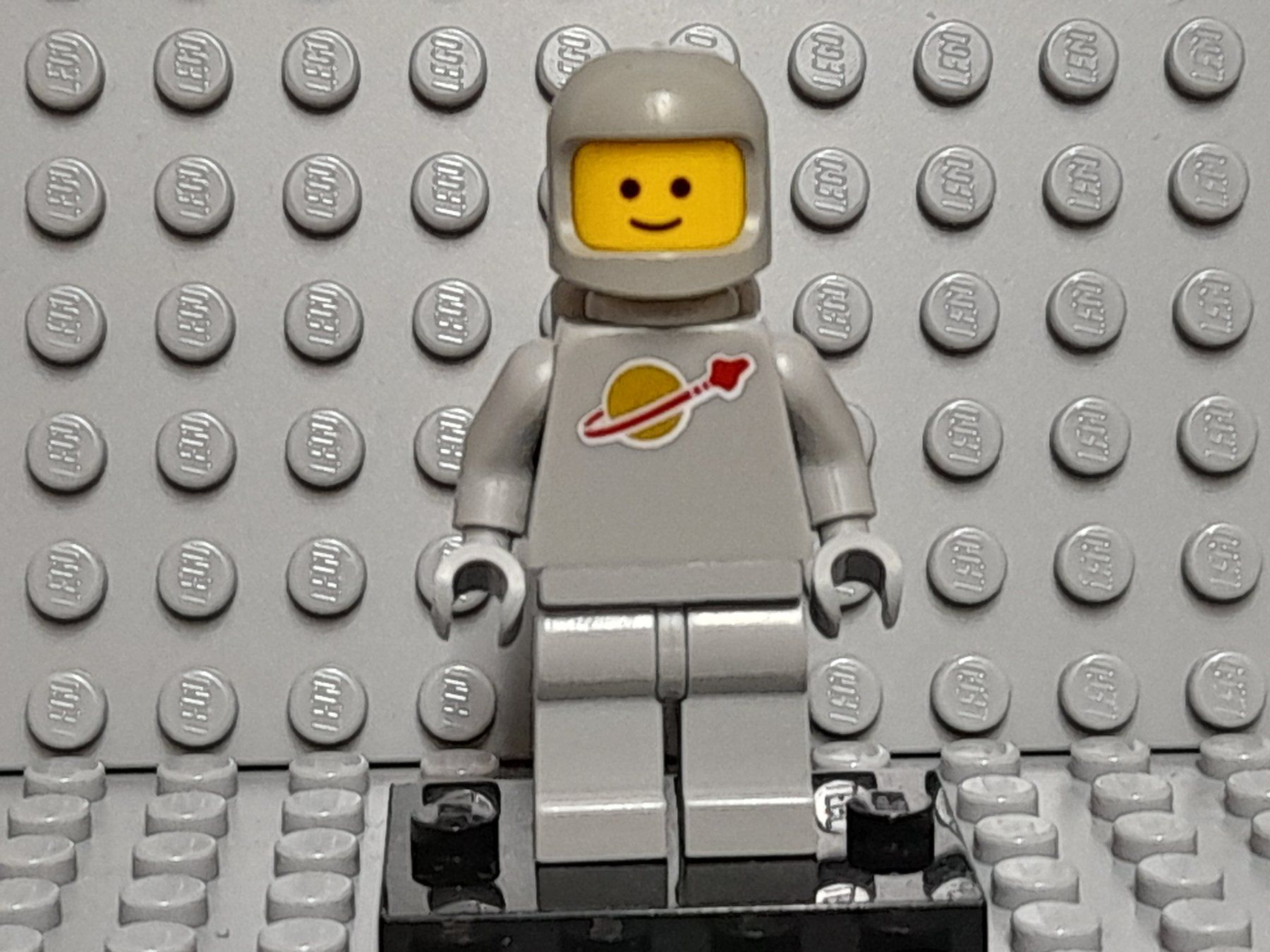 Lego Giocattoli: Lego Classic Space Minifigur hell grau mit Classic Helm – Usato da Derendingen venduto da Boeni80