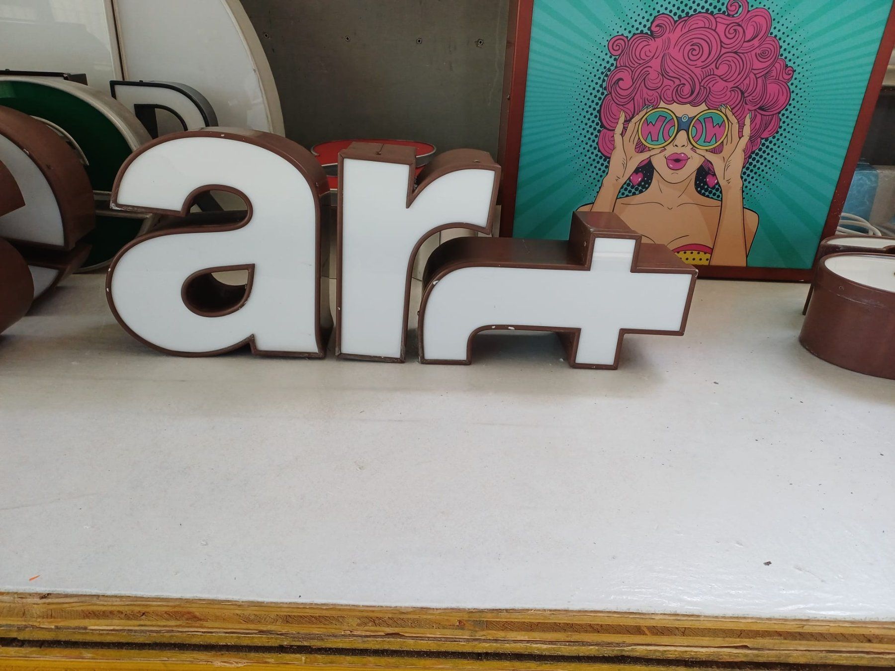 Toutes les décorations: Alte Leuchtbuchstaben "art" – D'occasion à Köniz par Vintagetoys 1