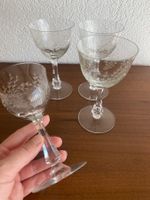 Vier Weingläser mit floralem Muster-Glasschliff