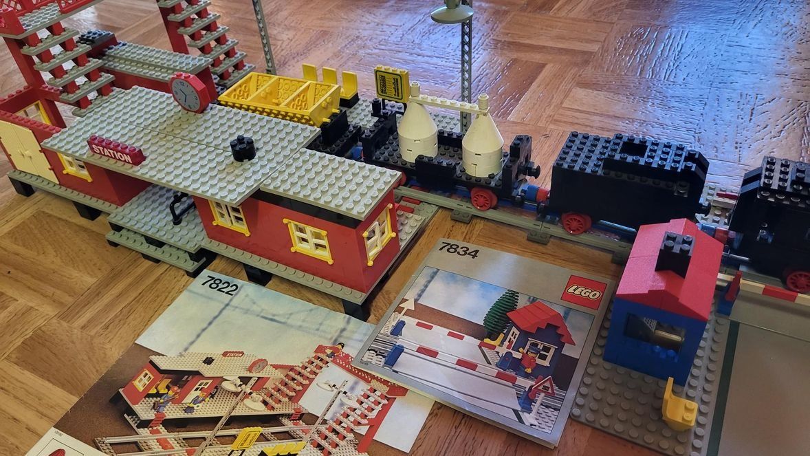 Lego Spielzeuge: LEGO Bahnhof & Güterzug – Gebraucht aus Beromünster von  1