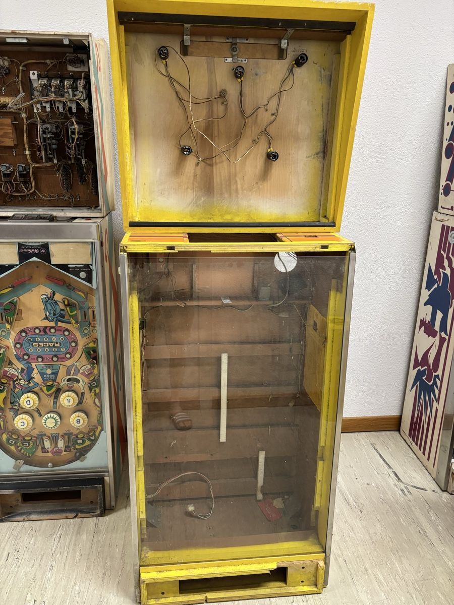 Atari Flipperkästen: Leeres Atari Flippergehäuse – Defekt aus Thun von Lagoontrap 1