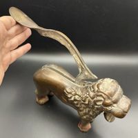 Antiker Löwen-Nussknacker aus massiver Bronze
