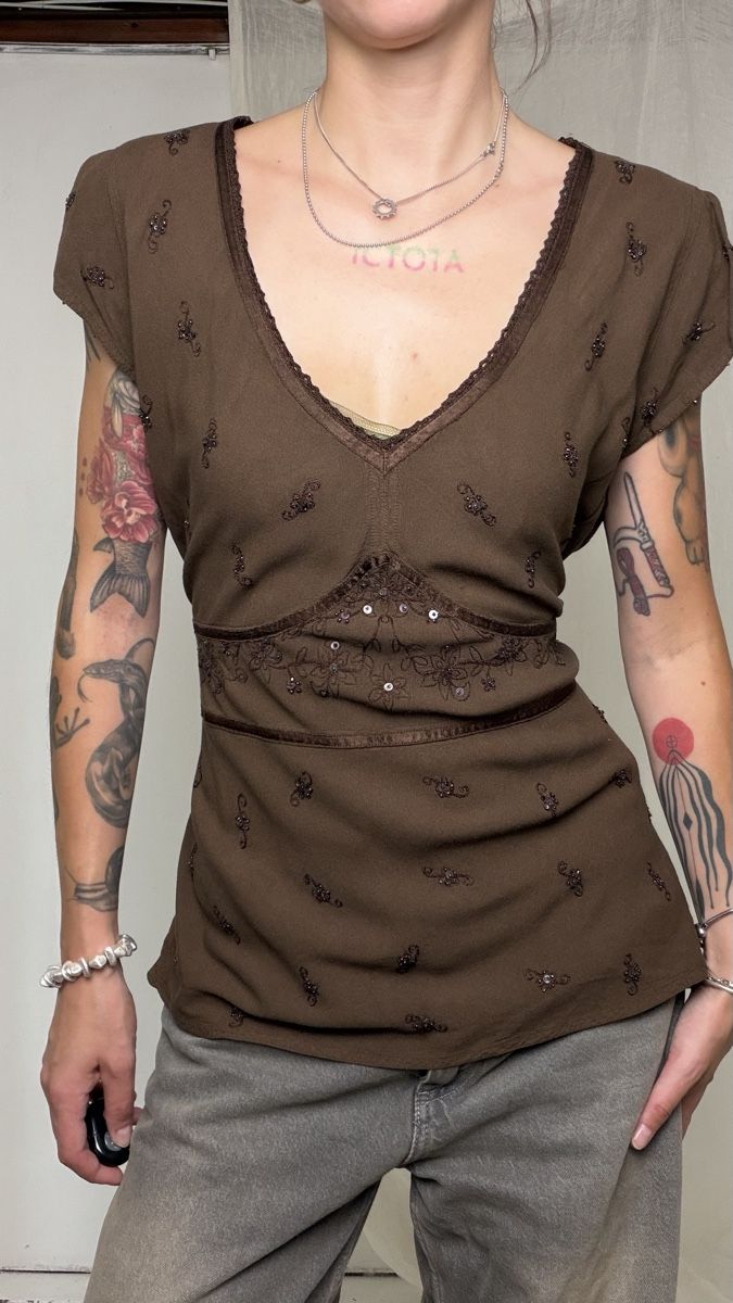 Blusen: Brown V-neck Top EUR 38 100% Viscose – Gebraucht aus Knonau von Grapesvintage 2