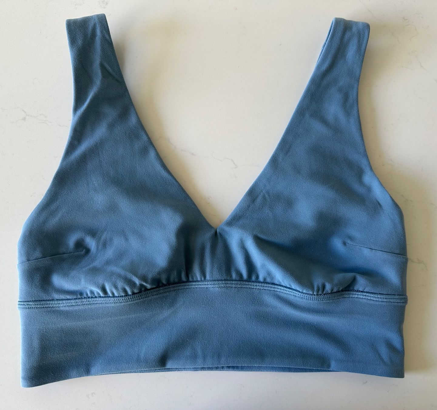 Lululemon Altra biancheria intima: Lululemon Align V-Neck Bra US8/M lt blue – Usato da Basel venduto da petunia08