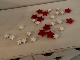 24 Sterne aus Holz rot weiss
