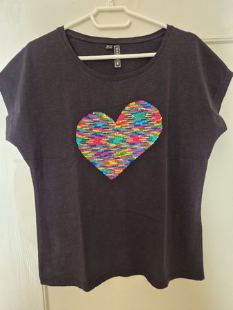 Schwarzes T - Shirt mit Paillettenherz, Grösse M für Damen