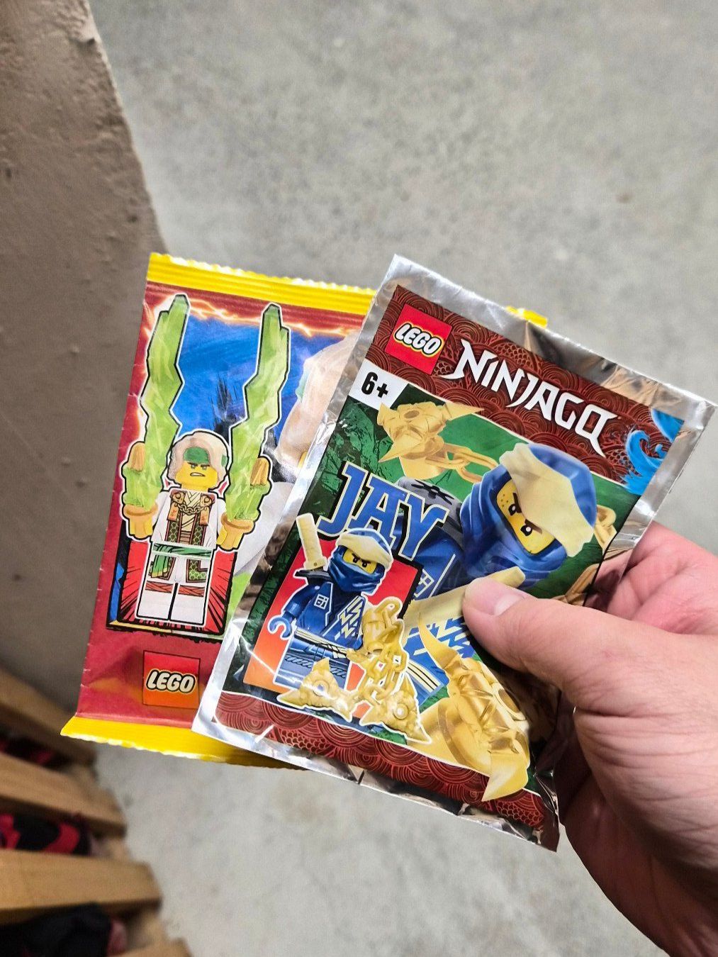 Lego Spielzeuge: Lego Ninjago Sammelfiguren + Booster Pack – Neu und originalverpackt aus Wabern von konbini