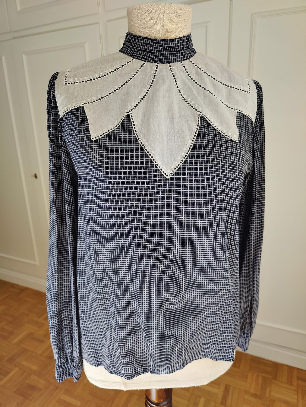 Camicette: Vintage Silk Blouse with Romantic Statement Collar – Nuovo (secondo la descrizione) da La Tour-de-Peilz venduto da dAutrefois 2