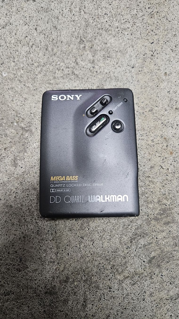 Sony Lettore multimediale portatile: Sony Walkman DD Quartz Mega Bass Cassette Player – Difettoso da Sachseln venduto da laz_65cg