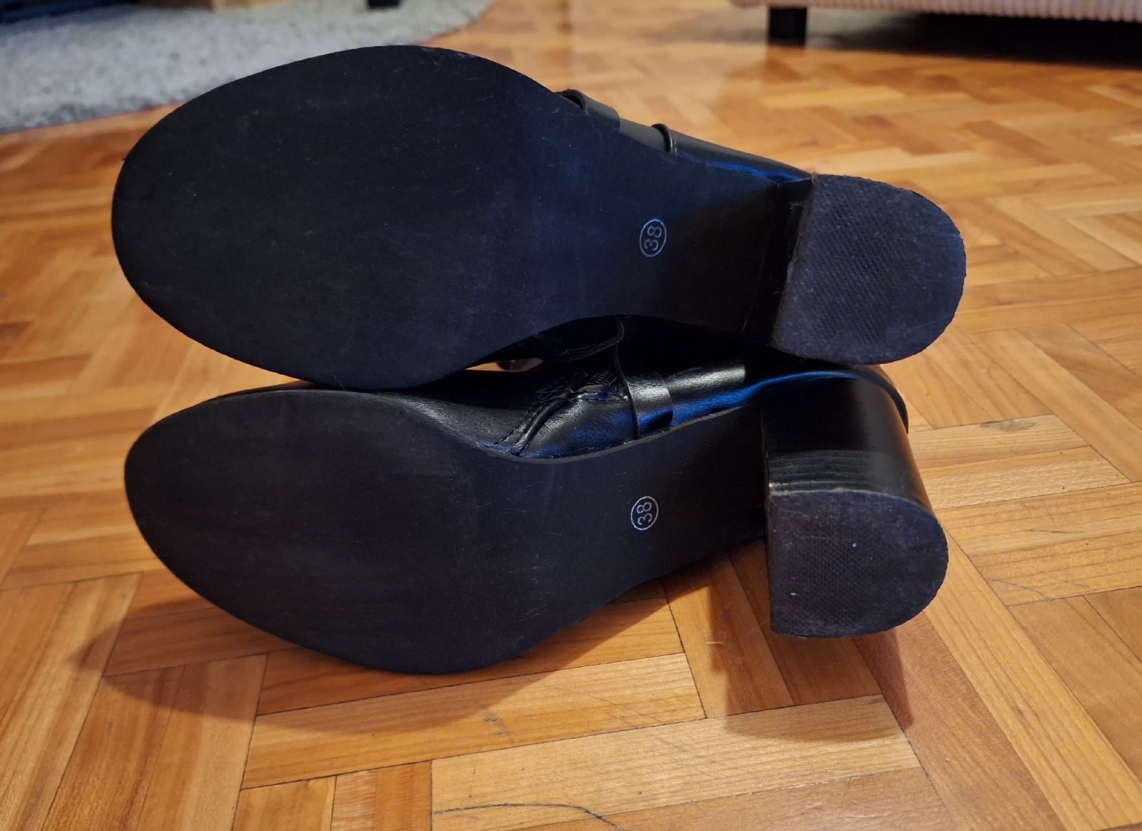 Scarpe da donna: a vendre bottine  – Usato da Estavayer-le-Lac venduto da dor_q6y8 3