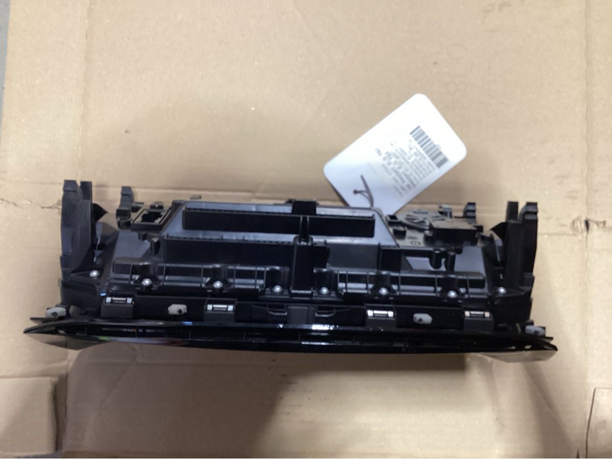 VW Tutti pezzi di ricambio auto: Tacho zu VW Passat 2.0 TSI – Usato da Reichenburg venduto da T864RX 1