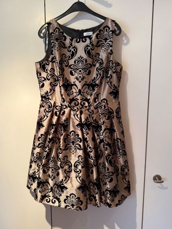 Kleid im 50-ies Vintage Stil aus schimmerndem Stoff