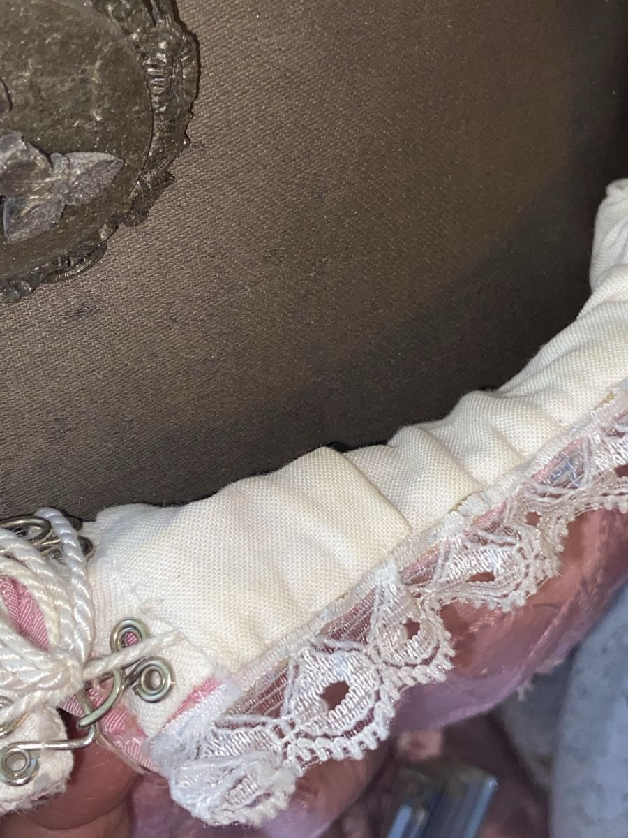 Vestiti: Antikes Kleid mit samt Büste Hut, Täschchen, Fächer  Brosche – Usato da Düdingen venduto da Reconflo 8