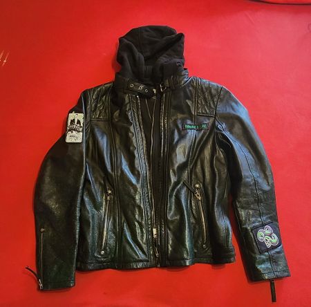 Schwarze Kunstlederjacke mit Kapuze, Suicide Squad