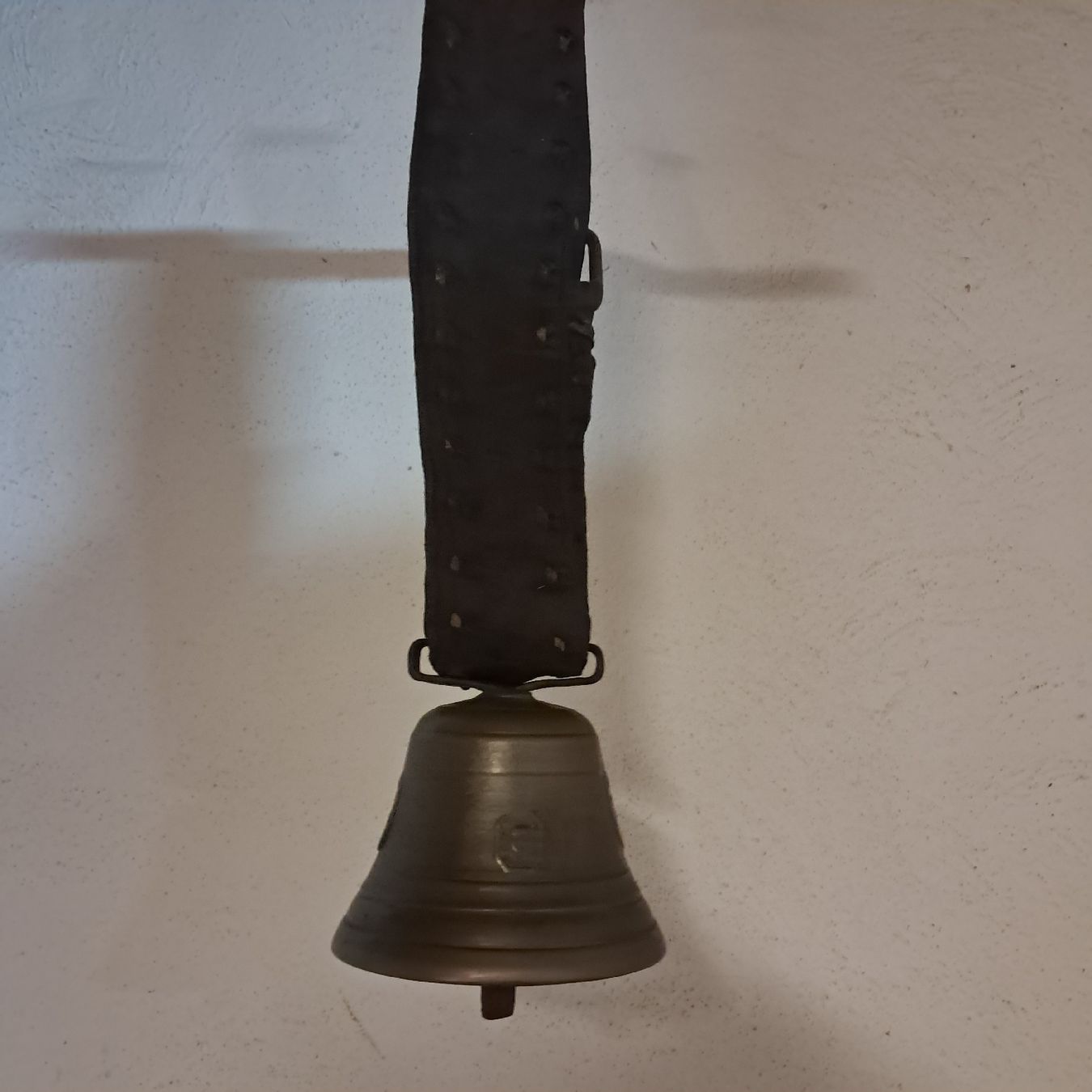 Cloches & sonnailles: ANTIKE Kleine Glocke ab 2Fr.  – D'occasion à Murten par SHETHOF 7