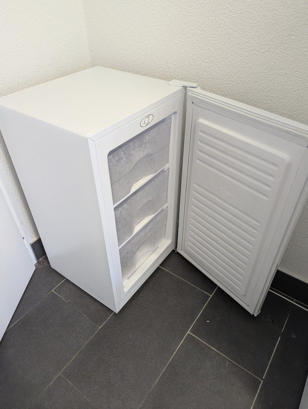 Congelatori: Kibernetik TK 200.85 Gefrierschrank, 64L – Usato da Basel venduto da Radu-M 1