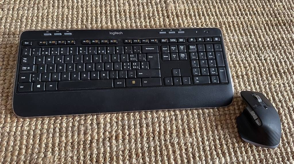 Tastiere: Logitech Tastatur + ergonomische Maus  Set  – Usato da St. Gallen venduto da ema_rcj6
